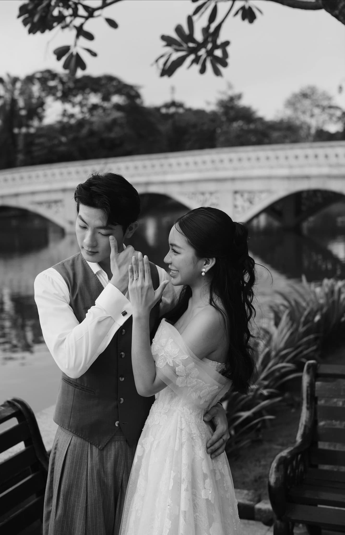 Đám hỏi đang gây xôn xao vì dâu - rể mặc đơn giản mà sang, visual chú rể như “xé truyện" bước ra - Ảnh 5. Đám hỏi đang gây xôn xao vì dâu - rể mặc đơn giản mà sang, visual chú rể như “xé truyện" bước ra - Ảnh 5.