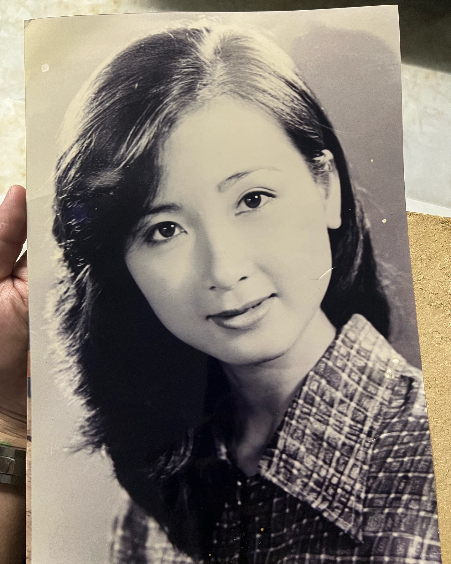 Bức ảnh chụp 2 mẹ con bỗng g&acirc;y cho&aacute;ng v&aacute;ng: Mẹ l&agrave; tượng đ&agrave;i nhan sắc nổi tiếng cả nước, con trai hưởng trọn gen trội- Ảnh 1.