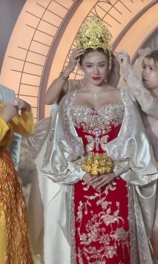 C&ocirc; d&acirc;u Việt đội vương miện, cầm hoa cưới bằng v&agrave;ng bị so s&aacute;nh với tỷ tỷ xứ Trung, đ&aacute;p trả &ldquo;t&ocirc;i kh&ocirc;ng bận t&acirc;m&rdquo;- Ảnh 3.
