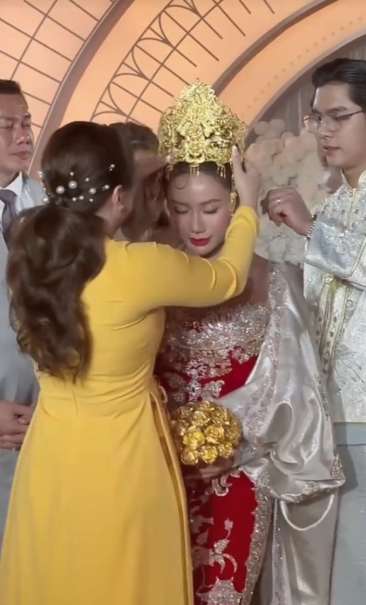 C&ocirc; d&acirc;u Việt đội vương miện, cầm hoa cưới bằng v&agrave;ng bị so s&aacute;nh với tỷ tỷ xứ Trung, đ&aacute;p trả &ldquo;t&ocirc;i kh&ocirc;ng bận t&acirc;m&rdquo;- Ảnh 2.