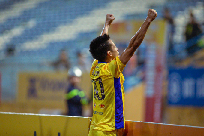 Cam thường check nhan sắc hoa hậu Đỗ Mỹ Linh khi l&ecirc;n xe 18 tỷ rời s&acirc;n b&oacute;ng, biểu cảm của chủ tịch CLB H&agrave; Nội g&acirc;y ch&uacute; &yacute;- Ảnh 4.