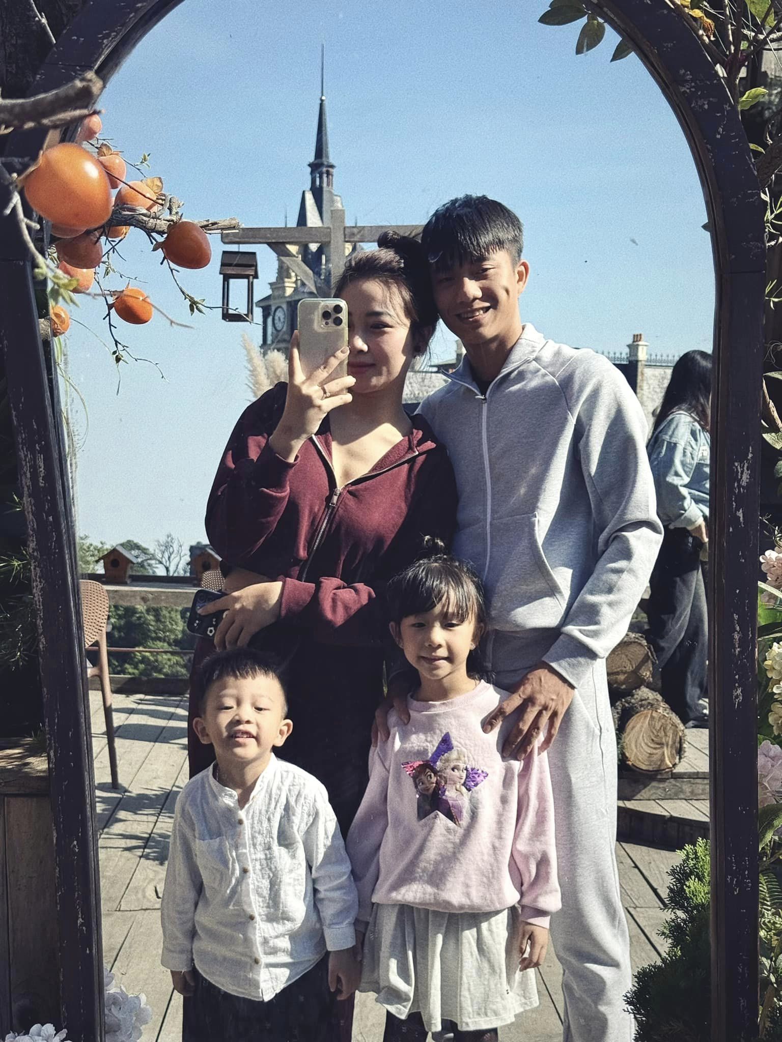 Phan Văn Đức rủ cô chủ khách sạn Nhật Linh hẹn hò trong đêm, cưới 4 năm vẫn tình bể bình- Ảnh 1. Phan Văn Đức rủ cô chủ khách sạn Nhật Linh hẹn hò trong đêm, cưới 4 năm vẫn tình bể bình- Ảnh 1.