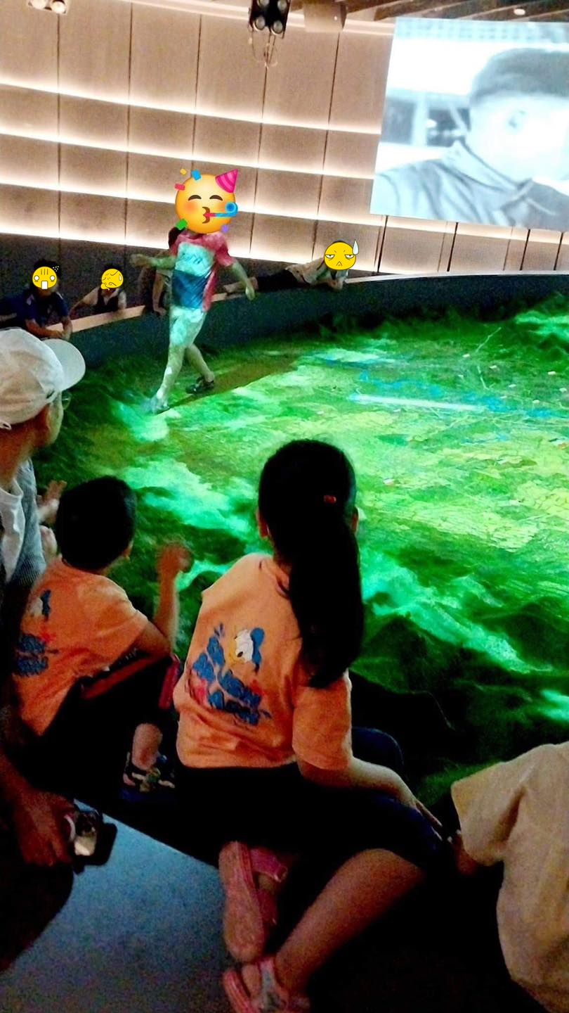 Em bé trèo xe tăng, sa bàn trong Bảo tàng Lịch sử Quân sự Việt Nam: Phụ huynh hãy nhắc thay vì "trẻ con mà"! - Ảnh 1. Em bé trèo xe tăng, sa bàn trong Bảo tàng Lịch sử Quân sự Việt Nam: Phụ huynh hãy nhắc thay vì "trẻ con mà"! - Ảnh 1.