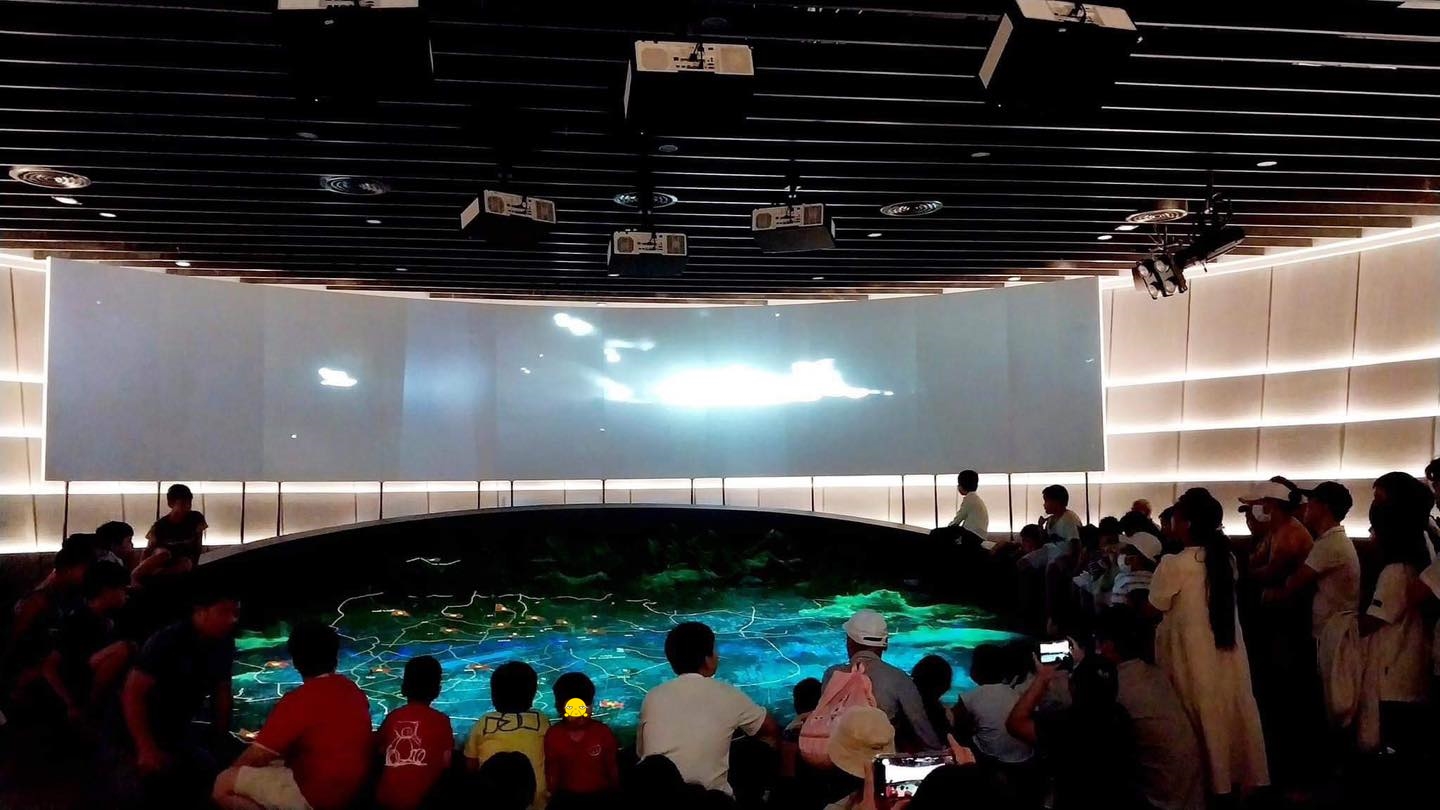 Em bé trèo xe tăng, sa bàn trong Bảo tàng Lịch sử Quân sự Việt Nam: Phụ huynh hãy nhắc thay vì "trẻ con mà"! - Ảnh 2. Em bé trèo xe tăng, sa bàn trong Bảo tàng Lịch sử Quân sự Việt Nam: Phụ huynh hãy nhắc thay vì "trẻ con mà"! - Ảnh 2.