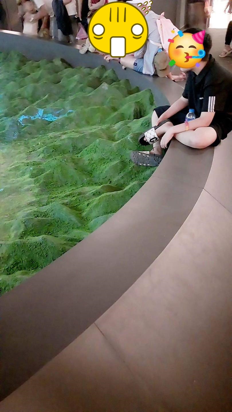 Em bé trèo xe tăng, sa bàn trong Bảo tàng Lịch sử Quân sự Việt Nam: Phụ huynh hãy nhắc thay vì "trẻ con mà"! - Ảnh 3. Em bé trèo xe tăng, sa bàn trong Bảo tàng Lịch sử Quân sự Việt Nam: Phụ huynh hãy nhắc thay vì "trẻ con mà"! - Ảnh 3.