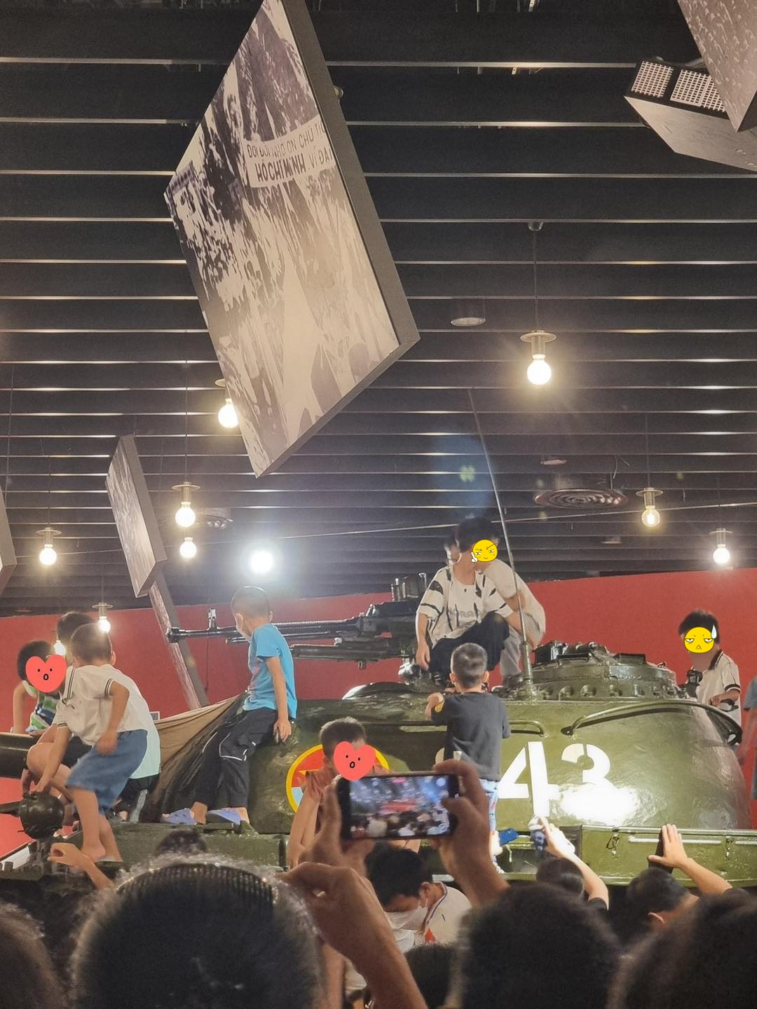 Em bé trèo xe tăng, sa bàn trong Bảo tàng Lịch sử Quân sự Việt Nam: Phụ huynh hãy nhắc thay vì "trẻ con mà"! - Ảnh 4. Em bé trèo xe tăng, sa bàn trong Bảo tàng Lịch sử Quân sự Việt Nam: Phụ huynh hãy nhắc thay vì "trẻ con mà"! - Ảnh 4.