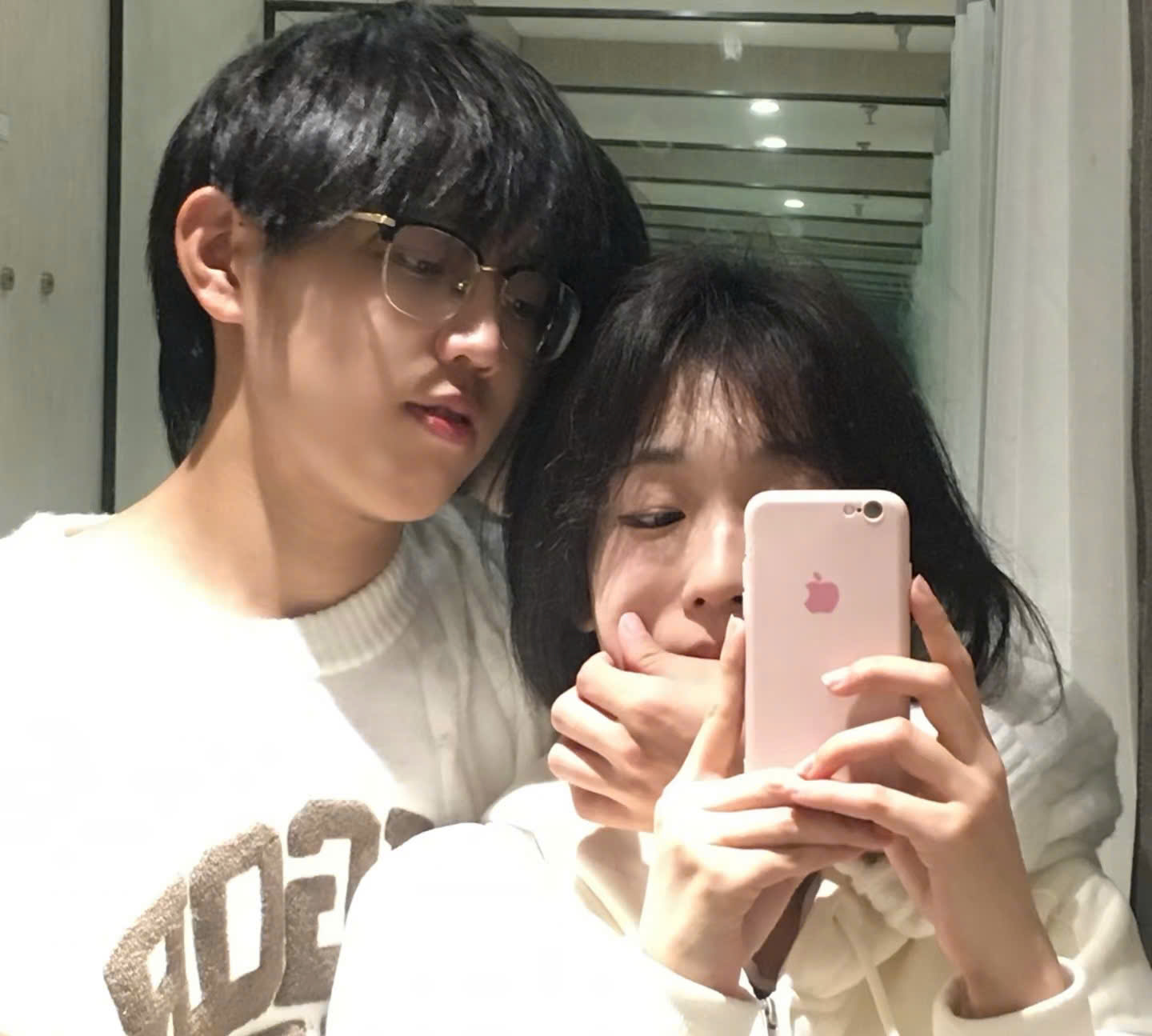 Bức ảnh ch&agrave;ng trai đi 300km ngồi giữa nắng g&acirc;y tranh c&atilde;i - Ảnh 3.