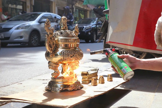 Truyền nhân nghệ nhân đồng trên phố cổ hàng đồng và sự hồi sinh nghề truyền thống - Ảnh 2.