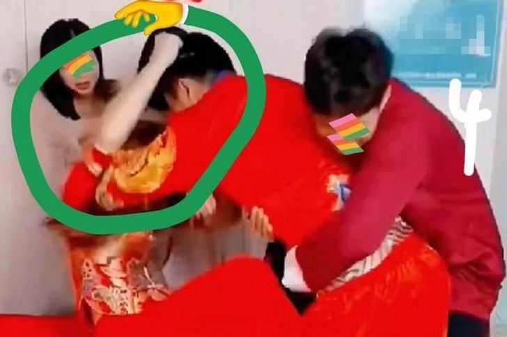 Ch&uacute; rể t&uacute;m t&oacute;c đ&aacute;nh c&ocirc; d&acirc;u ngay trong ng&agrave;y cưới v&igrave; một tin nhắn- Ảnh 1.