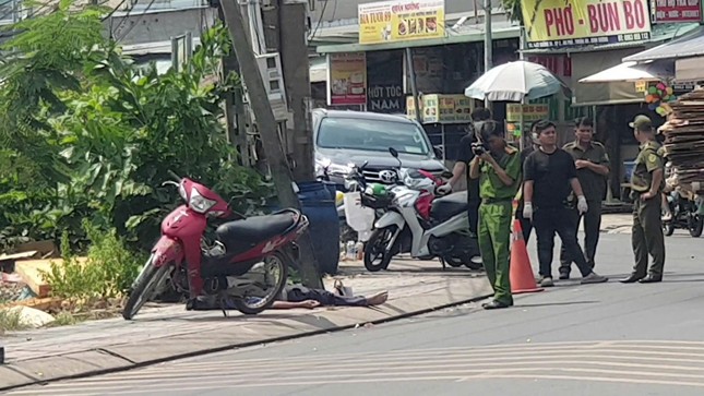 Người đàn ông tử vong trên xe máy ở Bình Dương: Nguyên nhân bí ẩn - Ảnh 1.