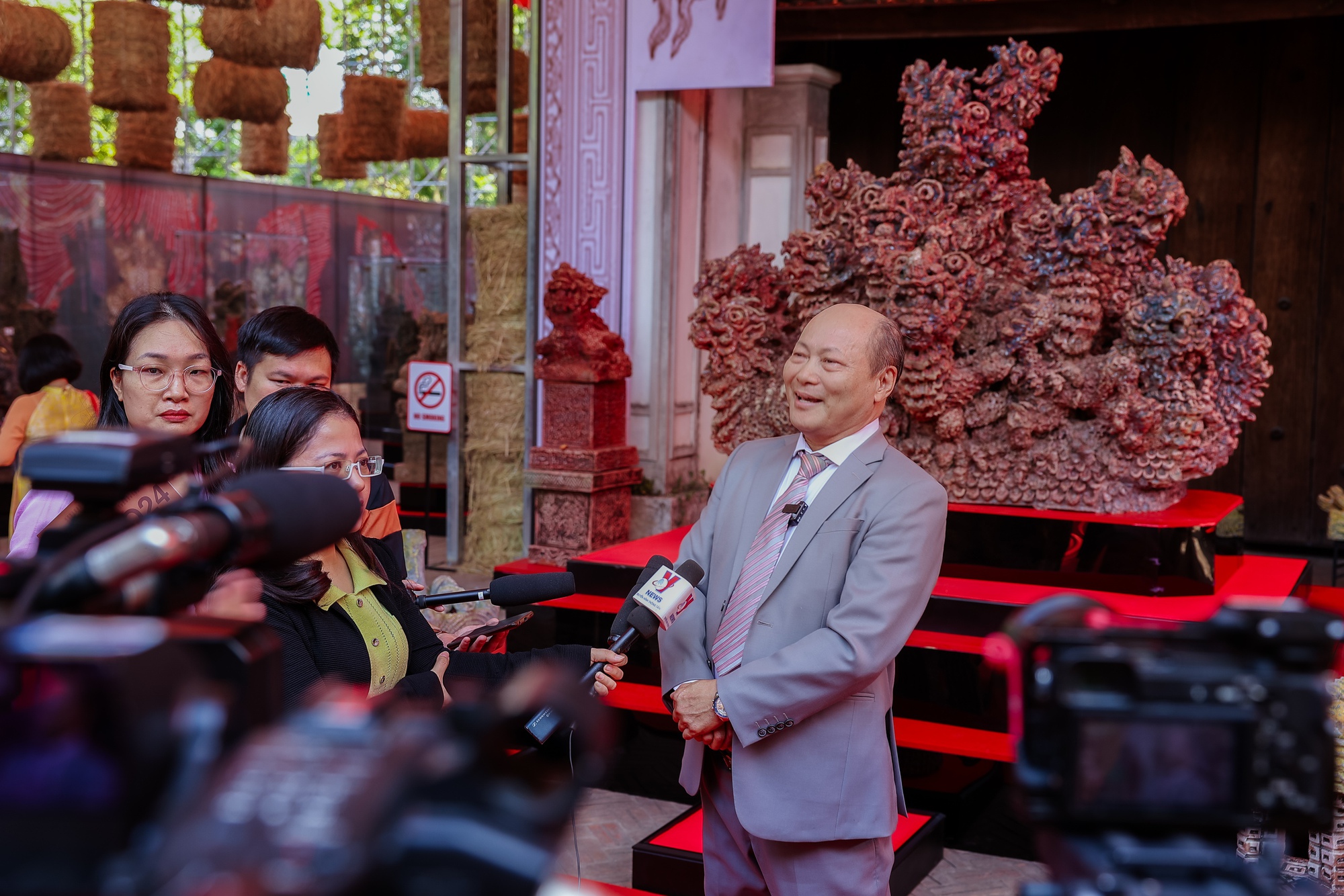 Kim Huyền S&acirc;m l&agrave;m MC, con g&aacute;i họa sĩ Ng&ocirc; Xu&acirc;n B&iacute;nh thu h&uacute;t sự ch&uacute; &yacute; tại lễ khai mạc triển l&atilde;m "Hiện Linh"- Ảnh 8.