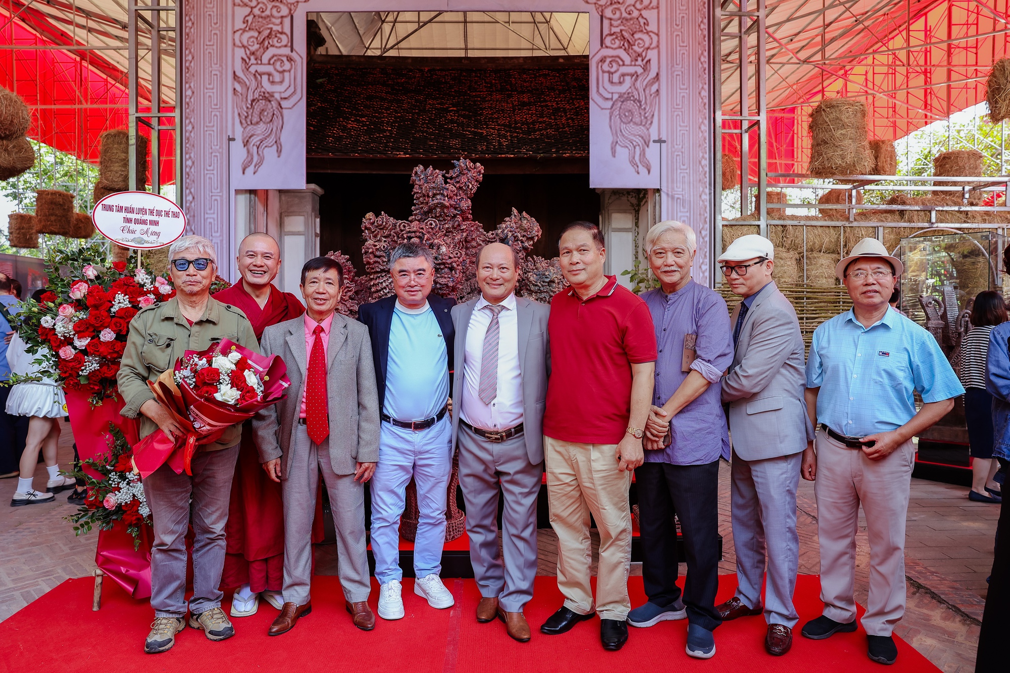 Kim Huyền S&acirc;m l&agrave;m MC, con g&aacute;i họa sĩ Ng&ocirc; Xu&acirc;n B&iacute;nh thu h&uacute;t sự ch&uacute; &yacute; tại lễ khai mạc triển l&atilde;m "Hiện Linh"- Ảnh 7.