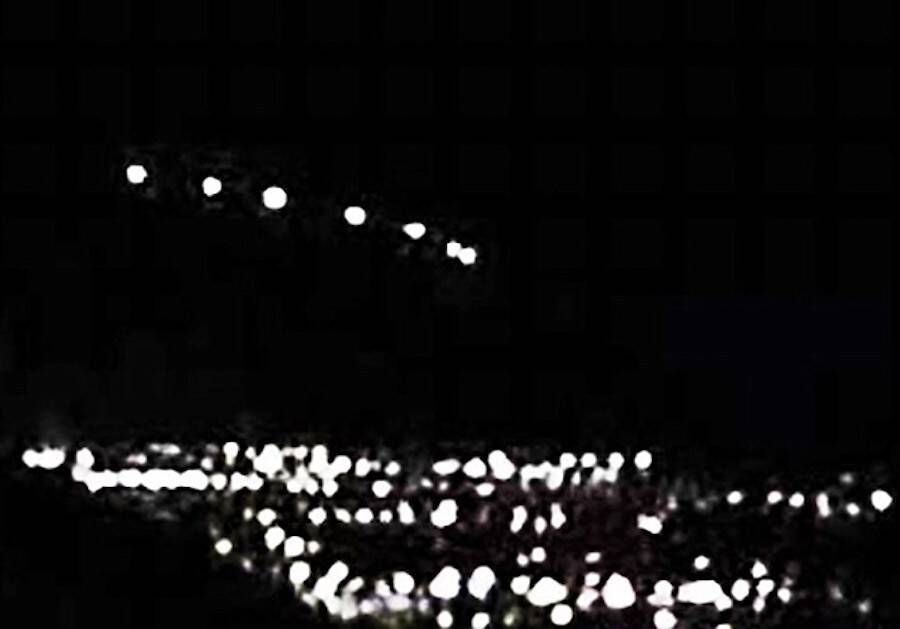 Bí ẩn về ánh sáng xanh xuất hiện trên bầu trời Mỹ gây tranh cãi suốt nhiều năm trong sự cố Phoenix Lights!- Ảnh 2. Bí ẩn về ánh sáng xanh xuất hiện trên bầu trời Mỹ gây tranh cãi suốt nhiều năm trong sự cố Phoenix Lights!- Ảnh 2.