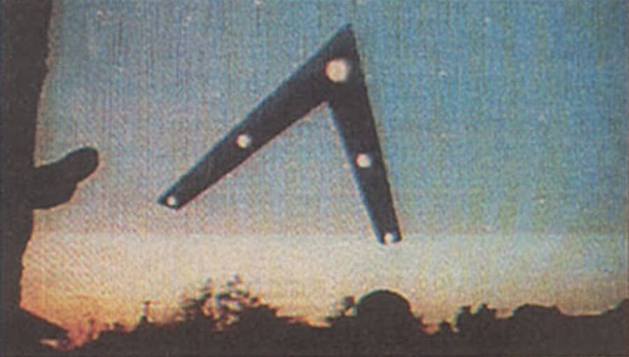 Bí ẩn về ánh sáng xanh xuất hiện trên bầu trời Mỹ gây tranh cãi suốt nhiều năm trong sự cố Phoenix Lights!- Ảnh 1. Bí ẩn về ánh sáng xanh xuất hiện trên bầu trời Mỹ gây tranh cãi suốt nhiều năm trong sự cố Phoenix Lights!- Ảnh 1.