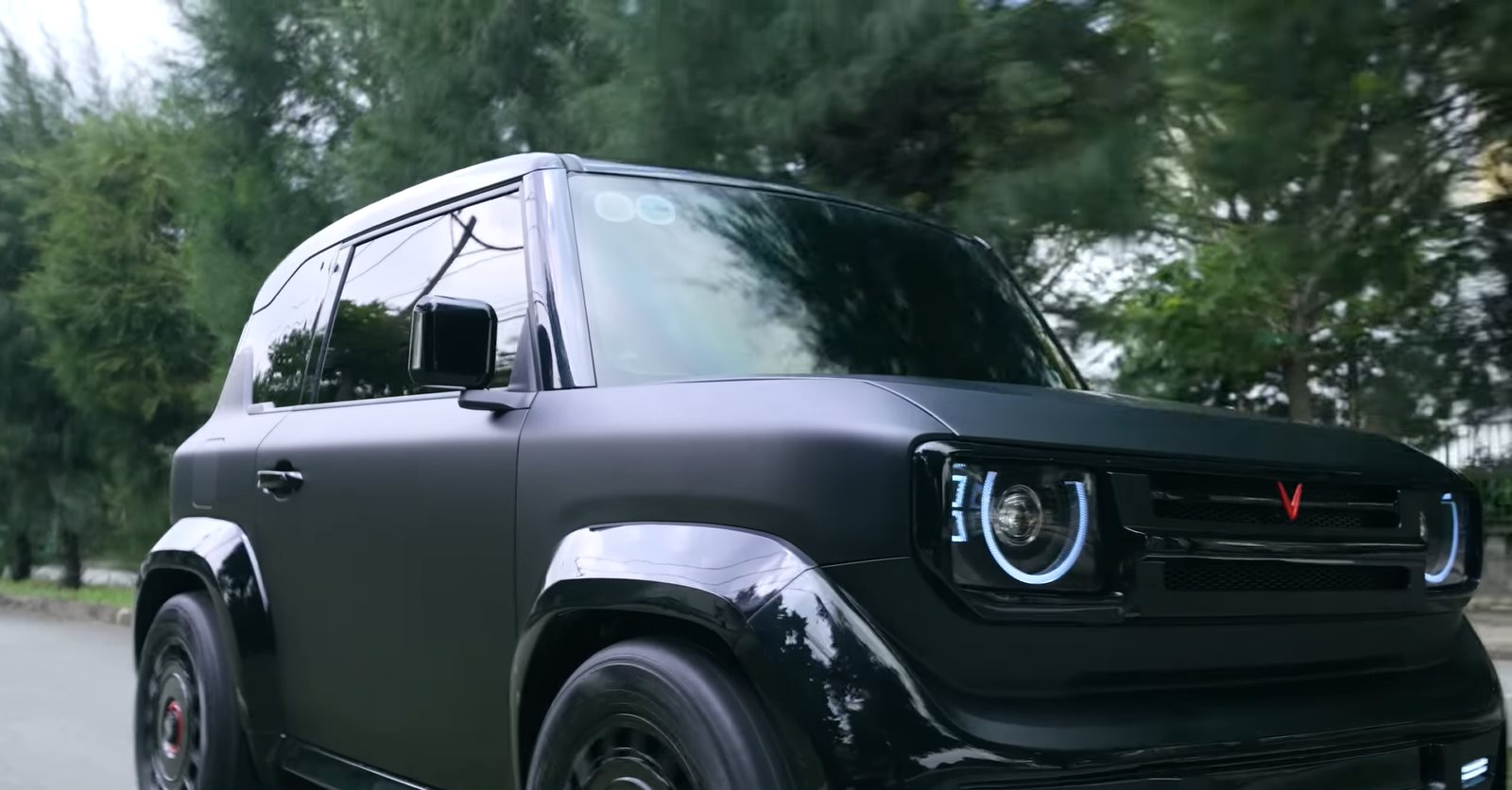 Chưa thỏa mãn với ‘mini Defender', VinFast VF 3 được thợ Việt đổi màu mới: Lần đầu xuất hiện trên mẫu xe này, tiết lộ sắp có nội thất thương gia- Ảnh 7. Chưa thỏa mãn với ‘mini Defender', VinFast VF 3 được thợ Việt đổi màu mới: Lần đầu xuất hiện trên mẫu xe này, tiết lộ sắp có nội thất thương gia- Ảnh 7.