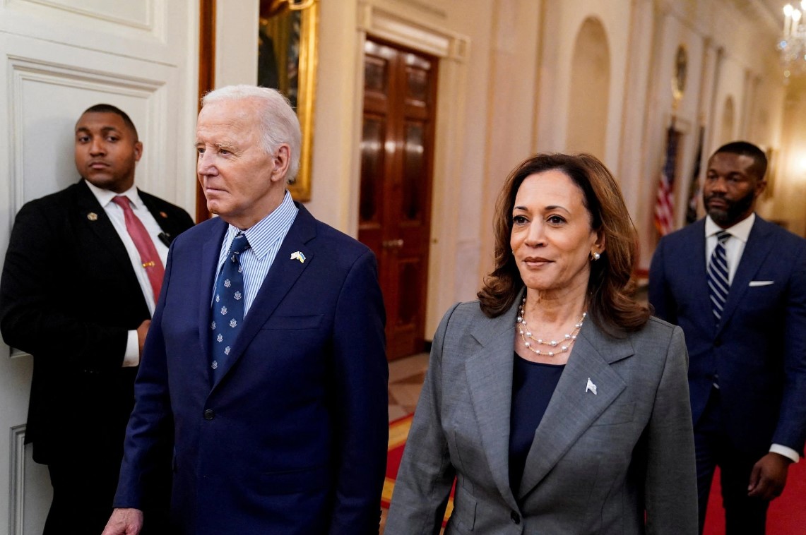 Báo Mỹ: Cựu trợ lý của bà Kamala Harris kêu gọi ông Biden "nhường ghế" cho Phó Tổng thống - Ảnh 1.