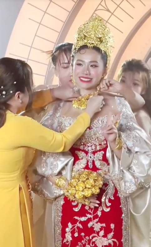 C&ocirc; d&acirc;u Việt đội vương miện, cầm hoa cưới bằng v&agrave;ng bị so s&aacute;nh với tỷ tỷ xứ Trung, đ&aacute;p trả &ldquo;t&ocirc;i kh&ocirc;ng bận t&acirc;m&rdquo;- Ảnh 1.