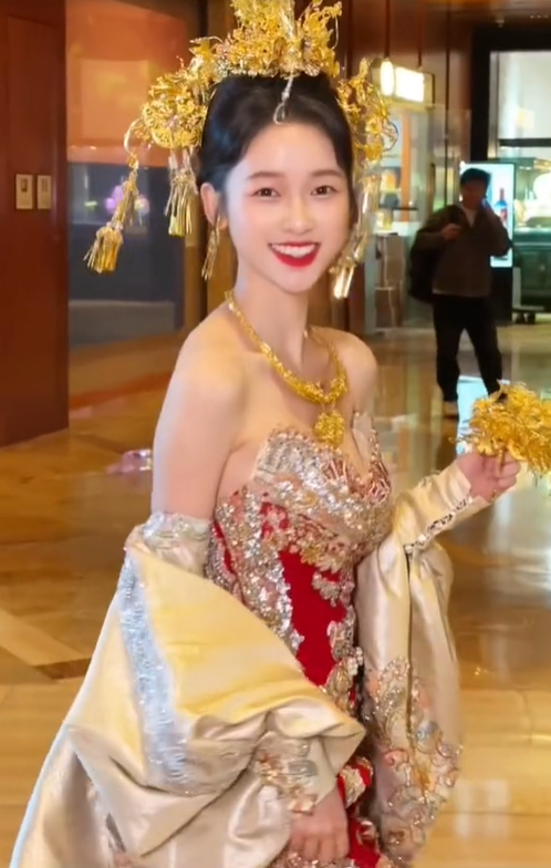 C&ocirc; d&acirc;u Việt đội vương miện, cầm hoa cưới bằng v&agrave;ng bị so s&aacute;nh với tỷ tỷ xứ Trung, đ&aacute;p trả &ldquo;t&ocirc;i kh&ocirc;ng bận t&acirc;m&rdquo;- Ảnh 6.