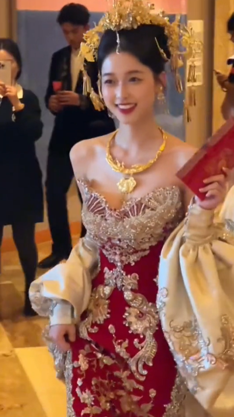 C&ocirc; d&acirc;u Việt đội vương miện, cầm hoa cưới bằng v&agrave;ng bị so s&aacute;nh với tỷ tỷ xứ Trung, đ&aacute;p trả &ldquo;t&ocirc;i kh&ocirc;ng bận t&acirc;m&rdquo;- Ảnh 5.