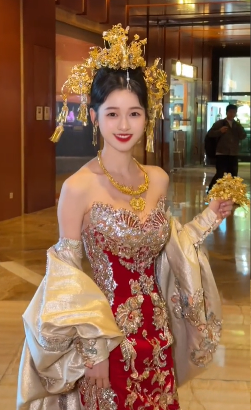 C&ocirc; d&acirc;u Việt đội vương miện, cầm hoa cưới bằng v&agrave;ng bị so s&aacute;nh với tỷ tỷ xứ Trung, đ&aacute;p trả &ldquo;t&ocirc;i kh&ocirc;ng bận t&acirc;m&rdquo;- Ảnh 4.