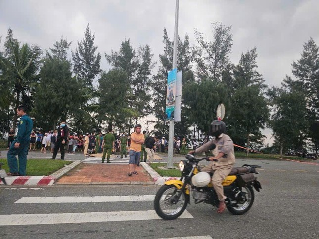 Tai nạn giao thông nghiêm trọng trên đường Nguyễn Tất Thành Đà Nẵng làm 2 người tử vong - Ảnh 1.