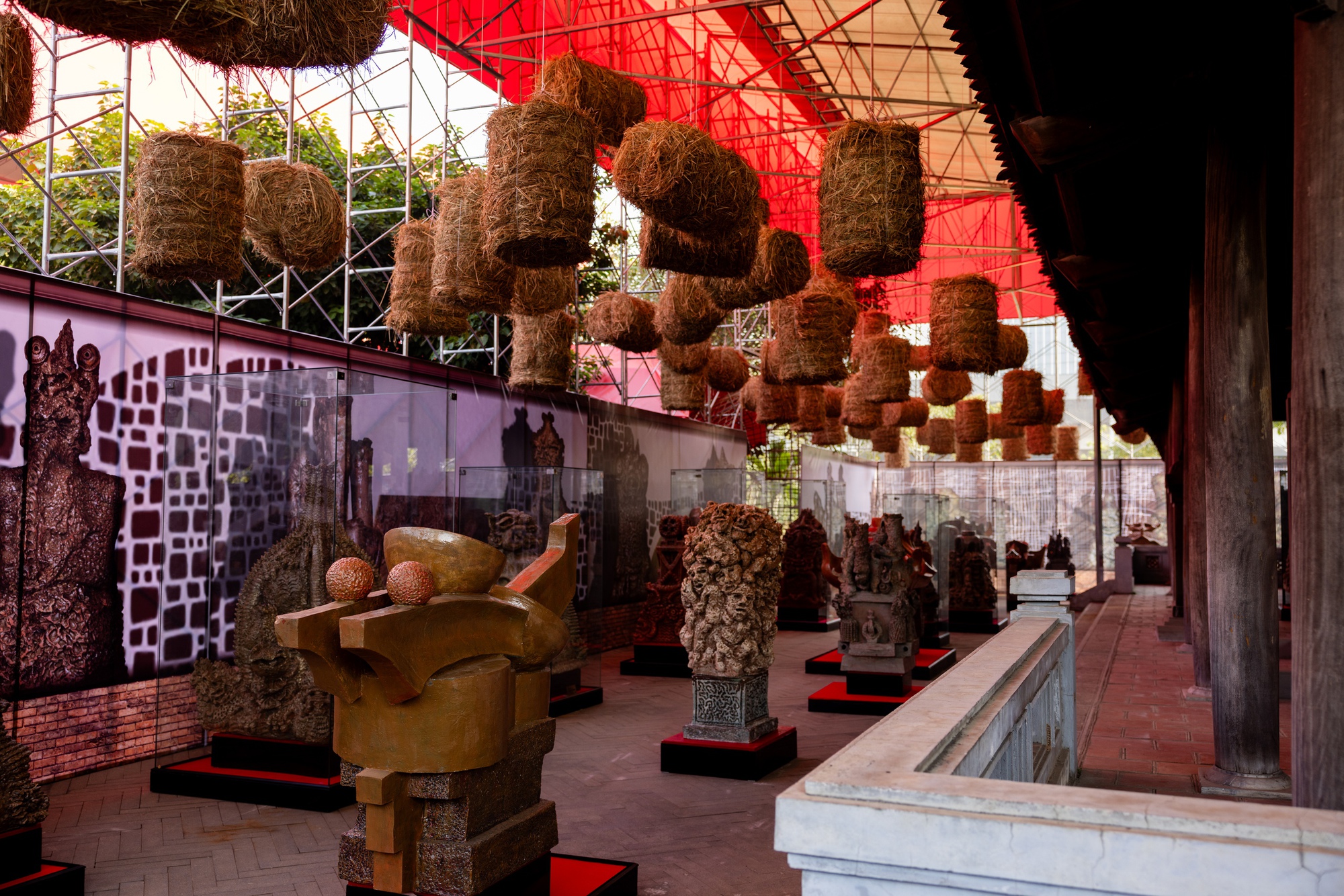 Kim Huyền S&acirc;m l&agrave;m MC, con g&aacute;i họa sĩ Ng&ocirc; Xu&acirc;n B&iacute;nh thu h&uacute;t sự ch&uacute; &yacute; tại lễ khai mạc triển l&atilde;m "Hiện Linh"- Ảnh 12.