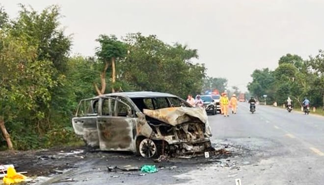 Ô tô bốc cháy sau tai nạn với xe đầu kéo trên Quốc lộ 37 ở Hải Dương - Ảnh 1.