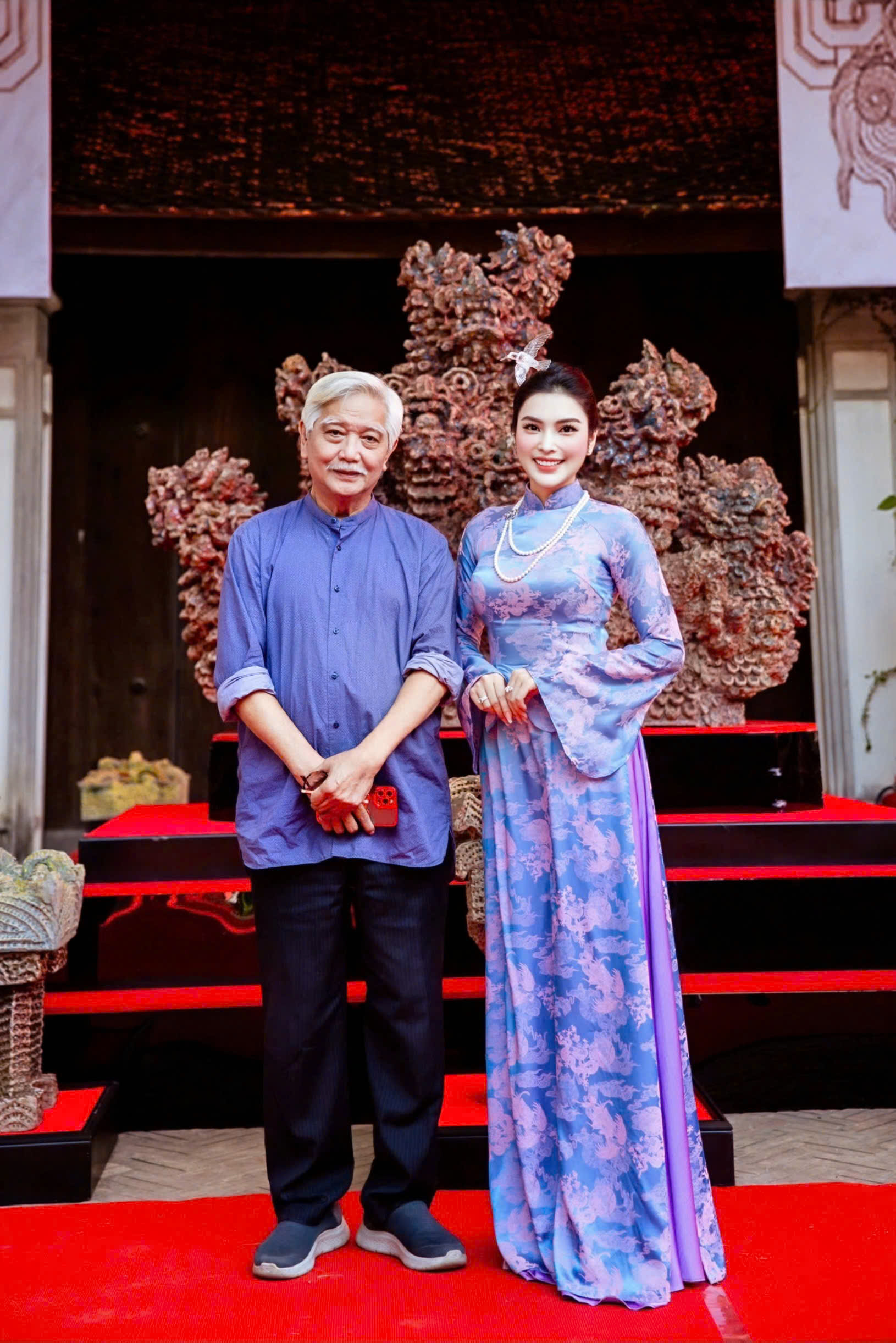 Kim Huyền S&acirc;m l&agrave;m MC, con g&aacute;i họa sĩ Ng&ocirc; Xu&acirc;n B&iacute;nh thu h&uacute;t sự ch&uacute; &yacute; tại lễ khai mạc triển l&atilde;m "Hiện Linh"- Ảnh 4.