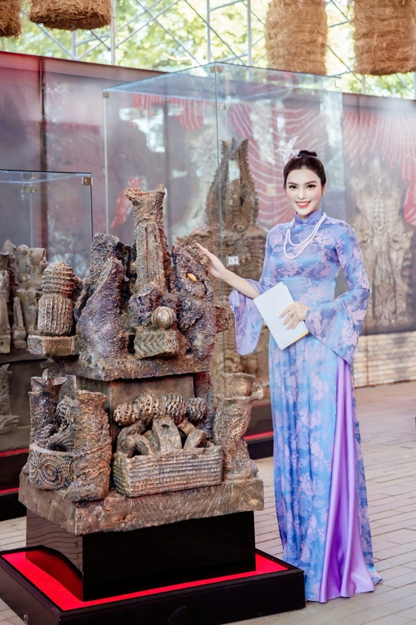 Kim Huyền S&acirc;m l&agrave;m MC, con g&aacute;i họa sĩ Ng&ocirc; Xu&acirc;n B&iacute;nh thu h&uacute;t sự ch&uacute; &yacute; tại lễ khai mạc triển l&atilde;m "Hiện Linh"- Ảnh 3.