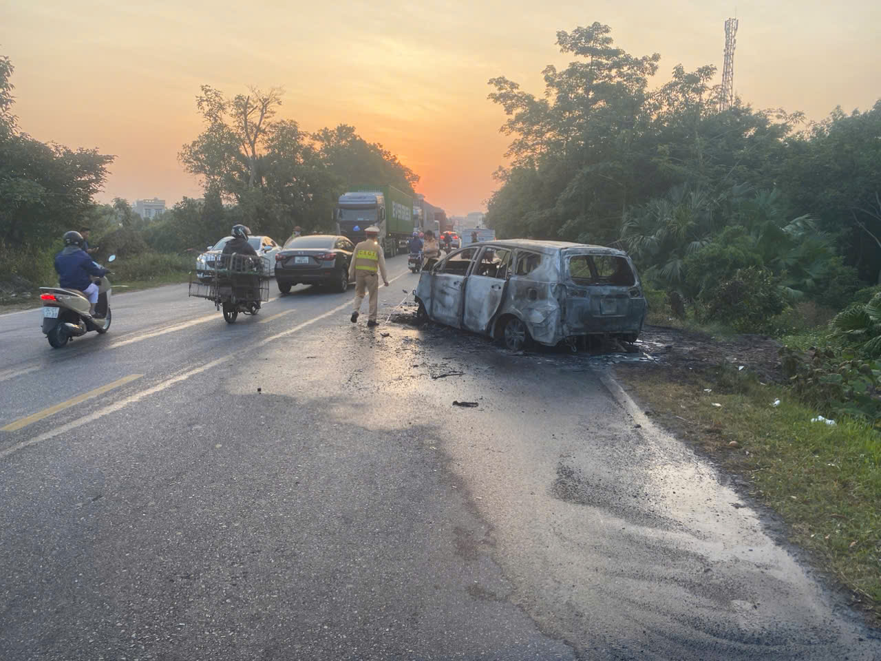 Va chạm với xe đầu k&eacute;o, &ocirc;t&ocirc; con ch&aacute;y trơ khung, 5 người bị thương- Ảnh 1.