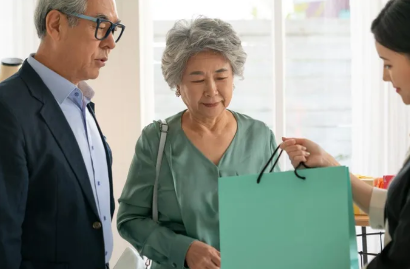 Mua tặng bố mẹ căn chung cư, t&ocirc;i kh&ocirc;ng ngờ mẹ cho lu&ocirc;n em trai, cũng may t&ocirc;i đ&atilde; đề ph&ograve;ng trước- Ảnh 1.