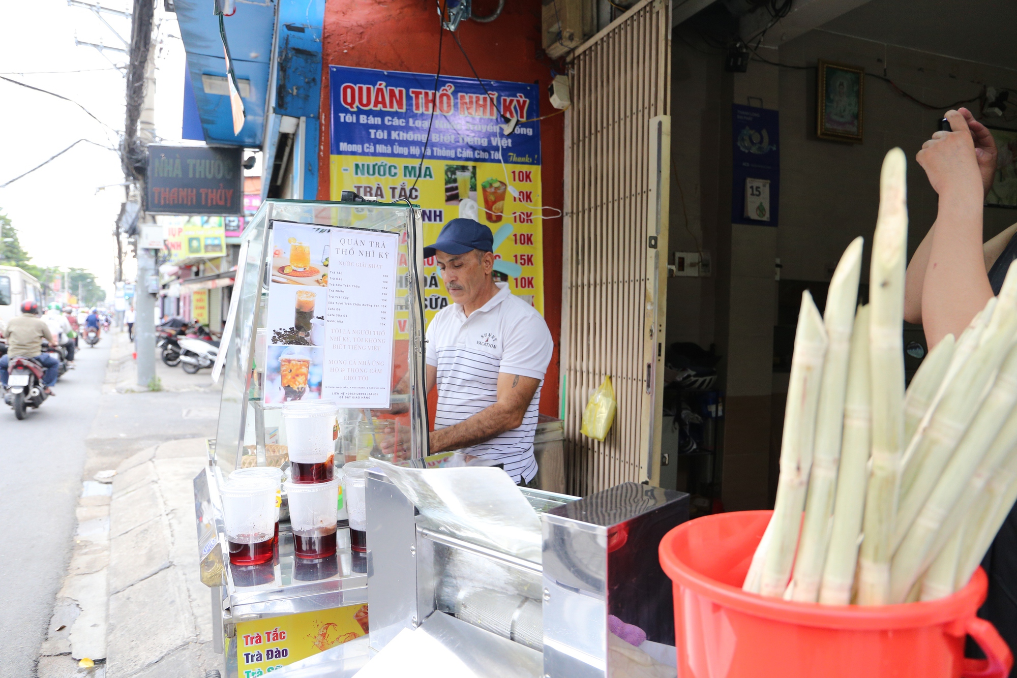 Độc lạ người đàn ông Thổ Nhĩ Kỳ sang Việt Nam… bán nước mía: "Mấy ngày trước bán chưa được 100.000 đồng" - Ảnh 1.