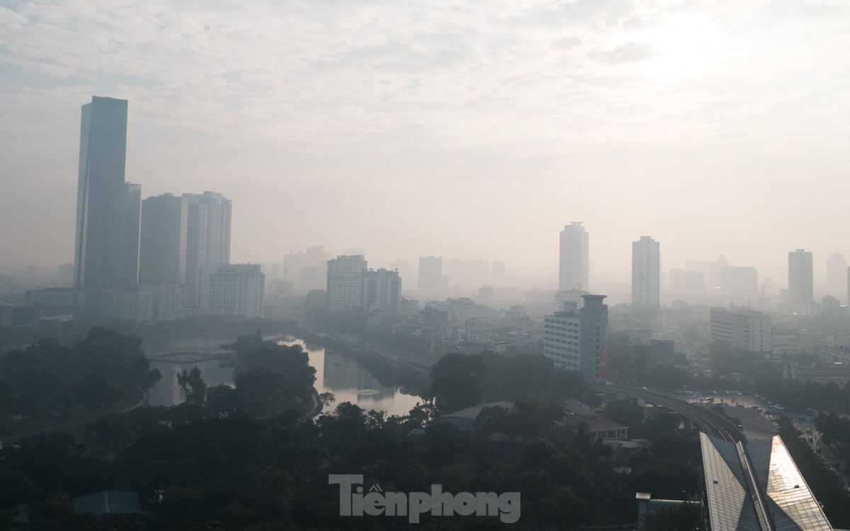 Bầu trời mịt mù, tại Tây Hồ ghi nhận mức ô nhiễm không khí cao - Ảnh 14.