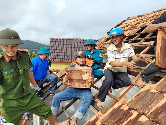 Gió lốc kinh hoàng gây tốc mái nhà ở Quảng Ngãi - Ảnh 6.