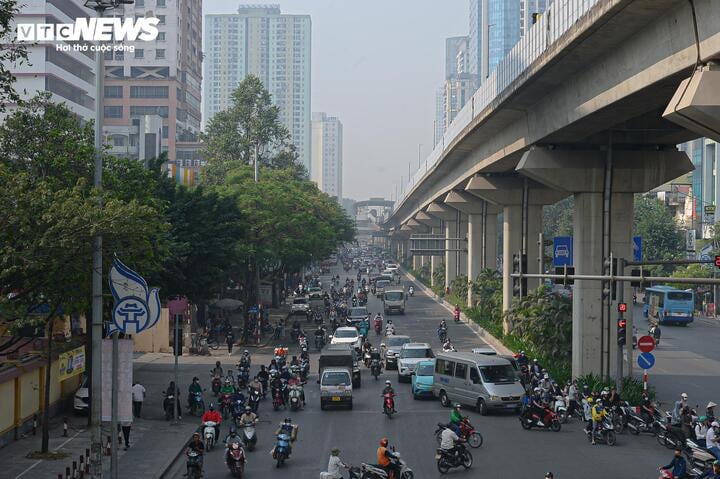 Hà Nội ô nhiễm không khí nghiêm trọng và nắng nóng bất thường giữa mùa đông - Ảnh 3.