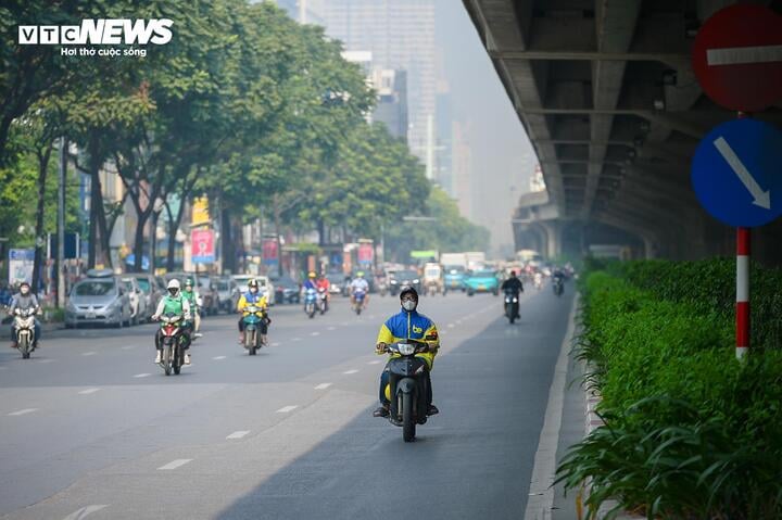 Hà Nội ô nhiễm không khí nghiêm trọng và nắng nóng bất thường giữa mùa đông - Ảnh 14.