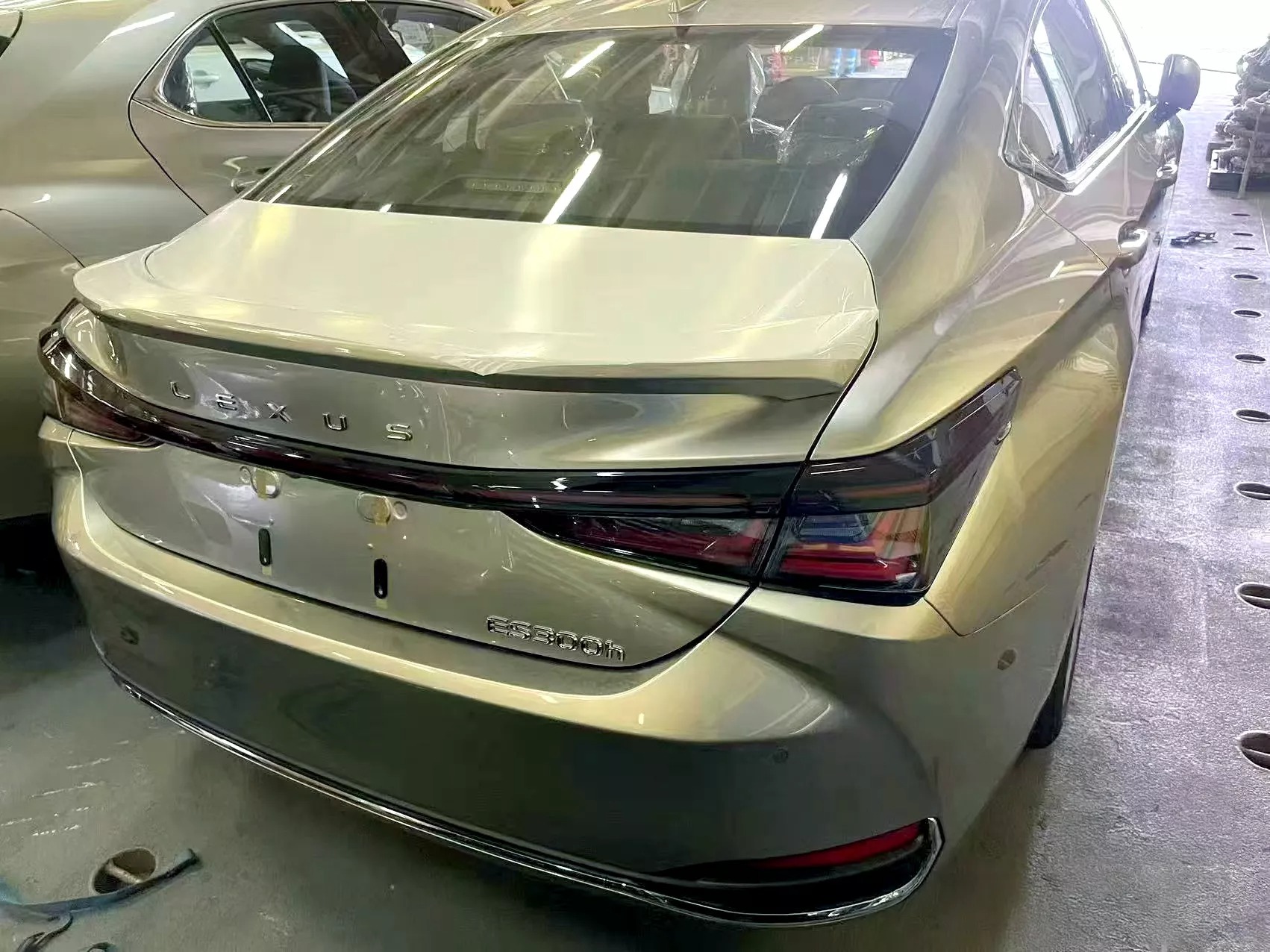 Lộ thông tin Lexus ES 2025: Lưới tản nhiệt và đèn pha mới, thêm màn hình 14 inch, giảm nút bấm vật lý, động cơ giữ nguyên, ra mắt đầu năm sau- Ảnh 4.