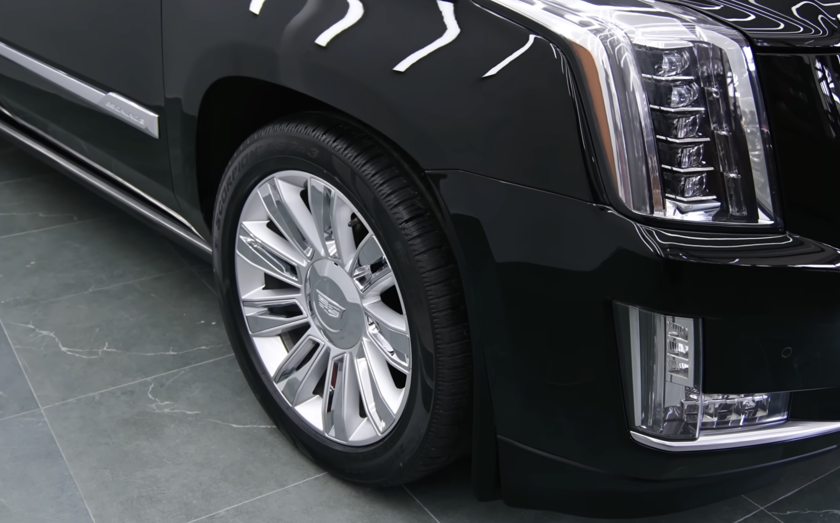 Tay chơi Thủ đô mang Cadillac Escalade 10 năm tuổi vào tận TP. HCM để tân trang: Nội thất thay bằng ghế Maybach, có thêm dàn karaoke ‘đỉnh nóc, kịch trần’ - Ảnh 12.