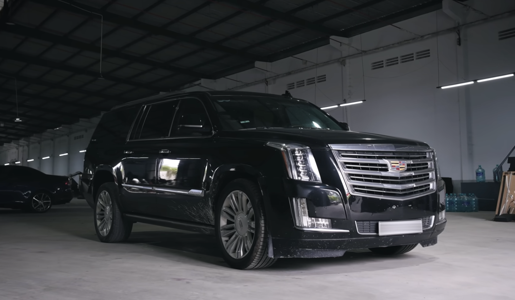 Tay chơi Thủ đô mang Cadillac Escalade 10 năm tuổi vào tận TP. HCM để tân trang: Nội thất thay bằng ghế Maybach, có thêm dàn karaoke ‘đỉnh nóc, kịch trần’ - Ảnh 2.