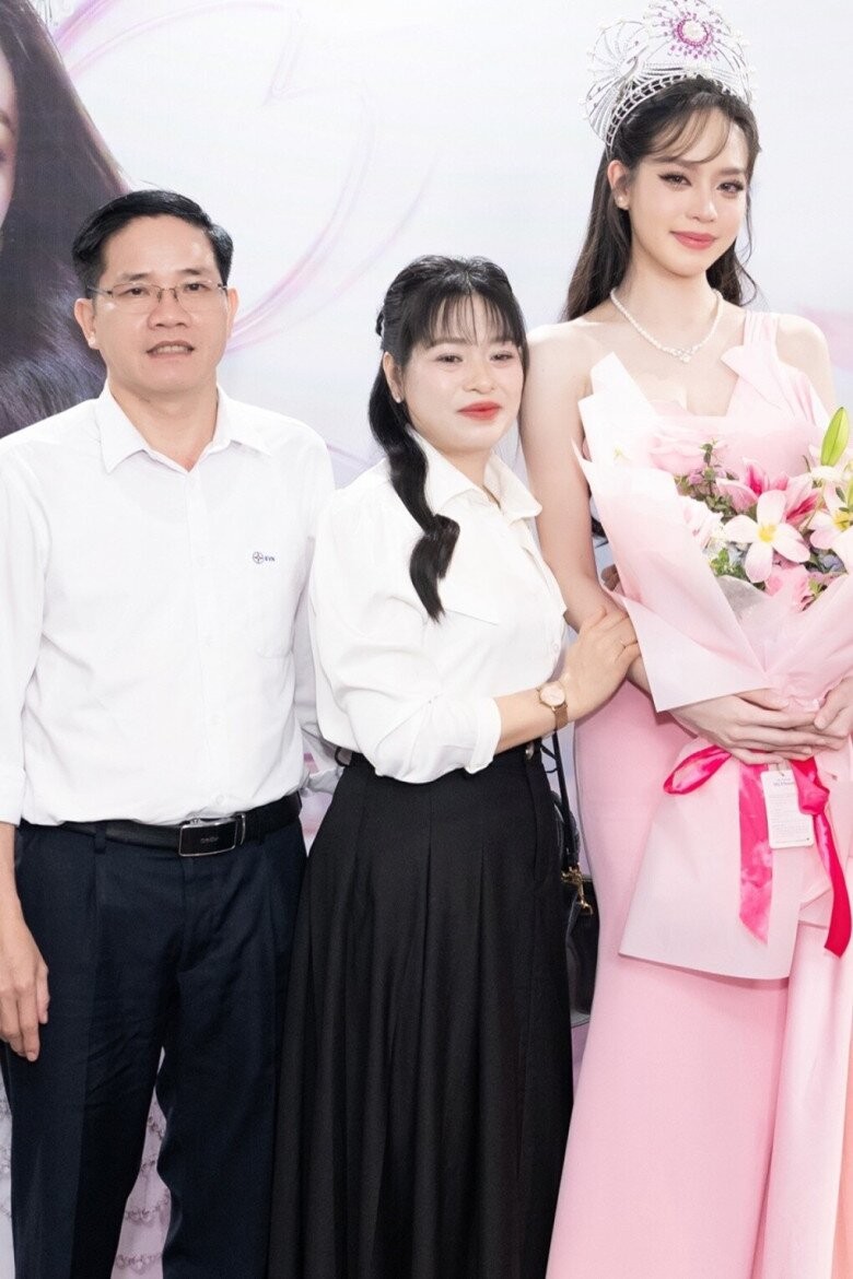 Hoa hậu Thanh Thủy vừa đăng quang Miss International 2024 đã gây chú ý vì "chi tiết khác thường" khi đứng cạnh bố mẹ: Sự thật là gì?- Ảnh 2.