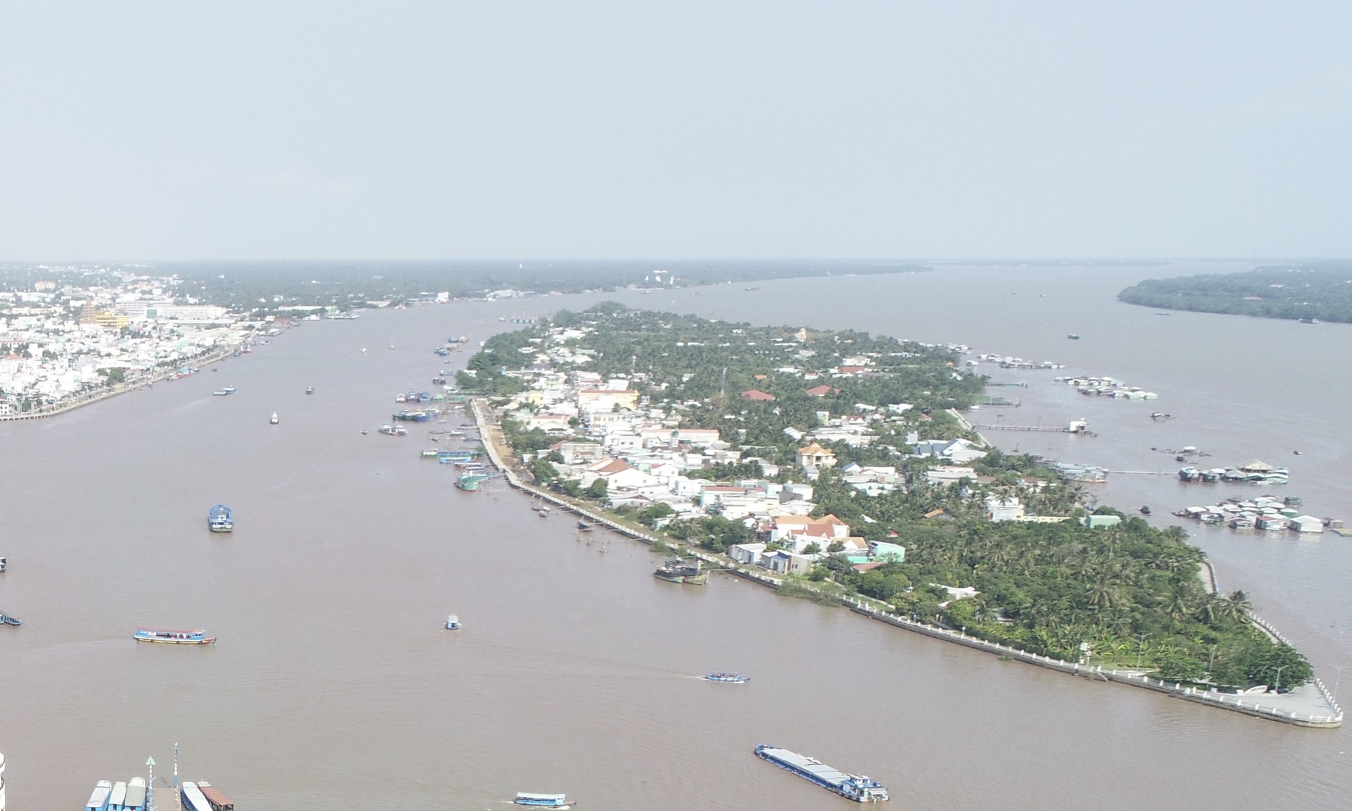 Người đàn ông tử vong trong tư thế bất thường ở Tiền Giang - Ảnh 1.