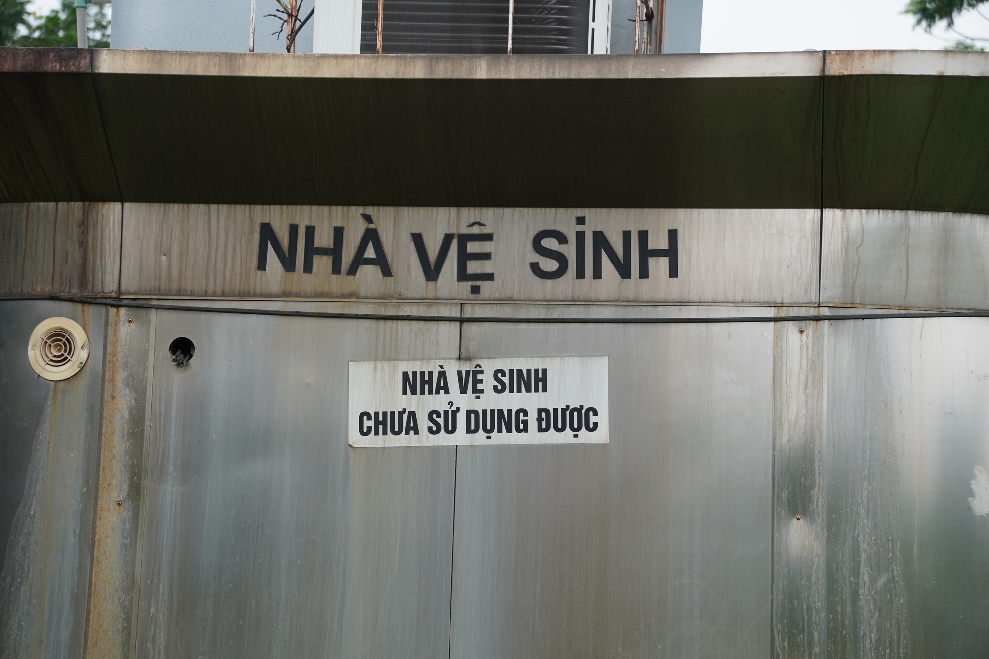 Công viên Mai Dịch xuống cấp nghiêm trọng , Cỏ mọc kín lối đi - Ảnh 10.