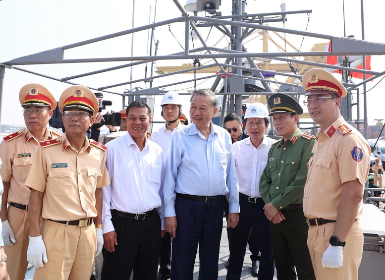 Tổng Bí thư Tô Lâm kiểm tra tàu tuần tra của Bộ Công an - Ảnh 2.