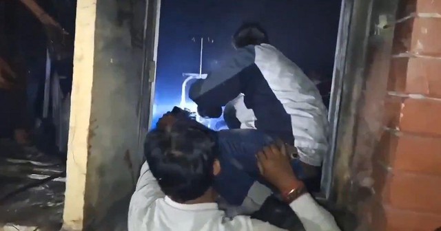 Hiện trường kinh ho&agrave;ng trong đ&aacute;m ch&aacute;y tại bệnh viện: &ldquo;Y t&aacute; thắp một que di&ecirc;m v&agrave; sau đ&oacute; 10 trẻ sơ sinh thiệt mạng&rdquo;- Ảnh 4.