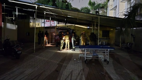 Hiện trường kinh ho&agrave;ng trong đ&aacute;m ch&aacute;y tại bệnh viện: &ldquo;Y t&aacute; thắp một que di&ecirc;m v&agrave; sau đ&oacute; 10 trẻ sơ sinh thiệt mạng&rdquo;- Ảnh 5.