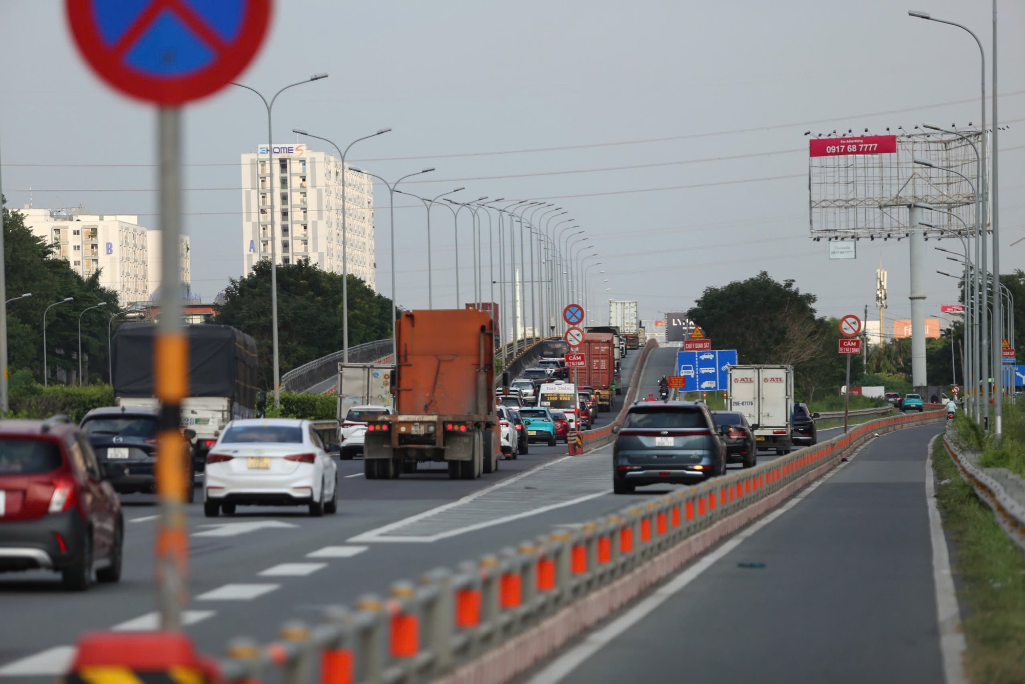 Kẹt xe 5 km trên cao tốc TP HCM - Long Thành sau tai nạn cuối tuần - Ảnh 2.