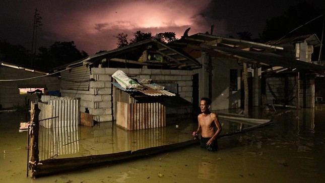 Philippines sơ tán nửa triệu người trước khi siêu bão Man-Yi đổ bộ - Ảnh 1.