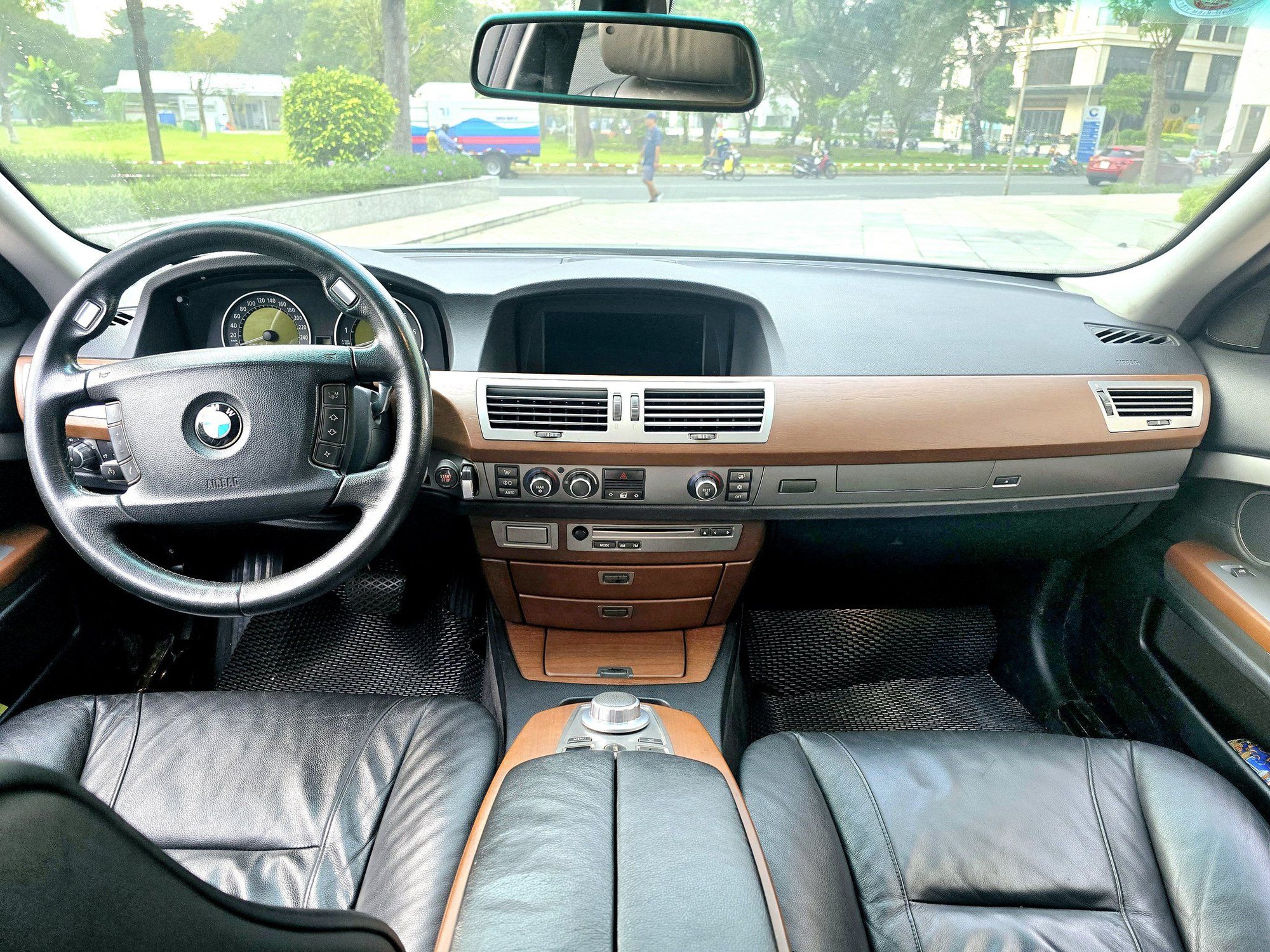 BMW 750Li rao bán hơn 400 triệu do chủ chạy không hợp gu: Người bán khẳng định 'xe trưng là chính', 16 năm chỉ chạy hơn 6 vạn - Ảnh 4.