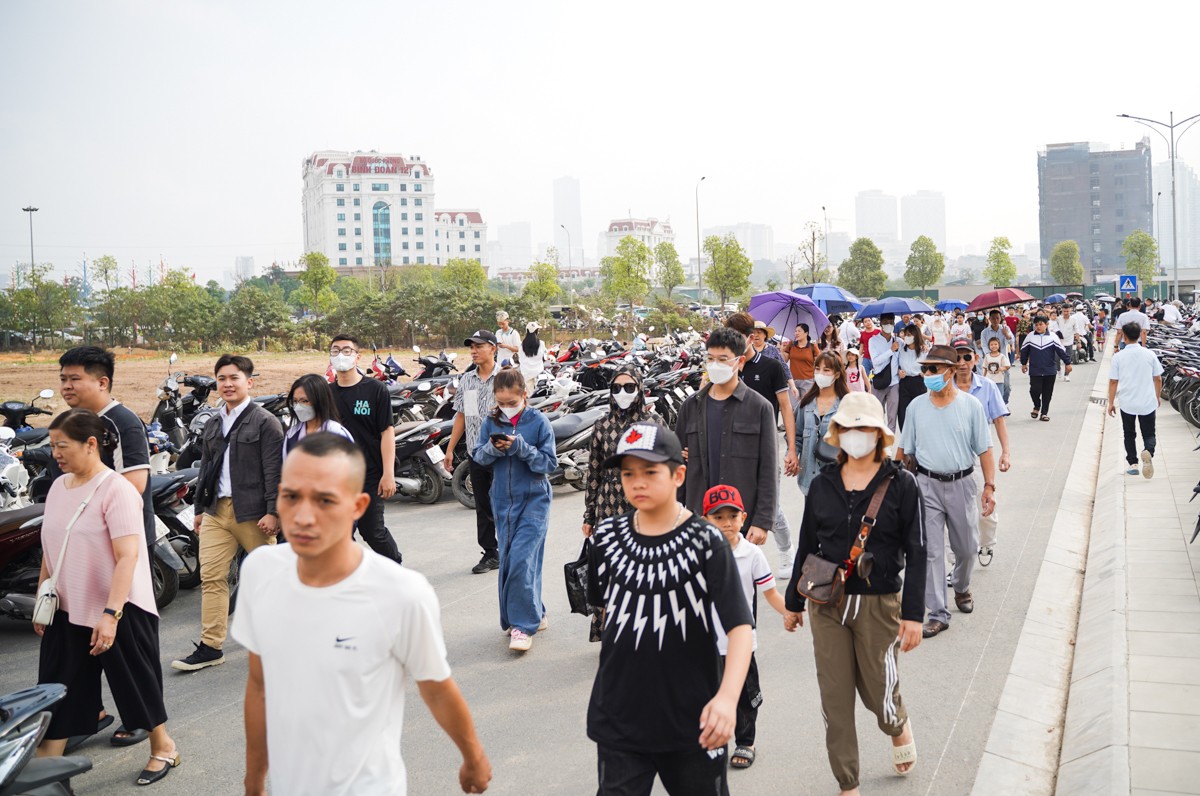 Đông nghẹt khách tham quan Tại Bảo tàng Lịch sử Quân sự Việt Nam - Ảnh 17.