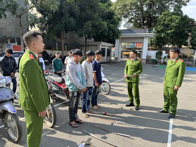 Khởi tố nhóm trai bản chế dao kiếm Gây rối tại Sông Mã - Ảnh 1.